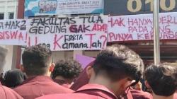 Ratusan Mahasiswa Unsika Unjuk Rasa, Desak Rektor Lakukan Perubahan
