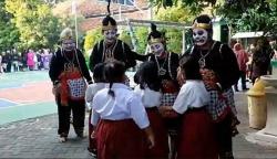 Guru SD di Surabaya Rela Pakai Kostum Punakawan Agar Siswa Baru Kerasan