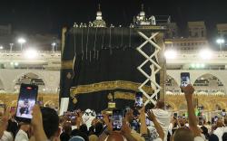 Melihat Proses Penggantian Kiswah Kain Penutup Ka'bah Setiap Tahun Baru Islam