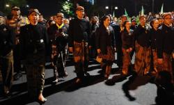 Momen Gibran Temani Ganjar Ikuti Kirab Malam 1 Suro, Jalan Tanpa Alas Kaki Keliling Mangkunegaran 