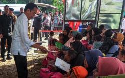 Jokowi Serahkan Bantuan Khusus bagi Ratusan Keluarga Kurang Mampu di Bengkulu