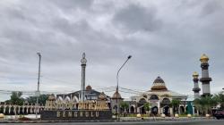 Hari Ketiga Kunjungan di Bengkulu, Jokowi Sholat Jumat di Masjid Raya Baitul Izzah