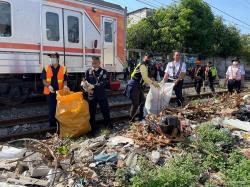 KAI Daop 1 Jakarta Tertibkan 50 Bangunan Liar di Lintasan Stasiun Pasar Senen  