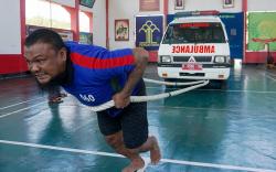Semangat Penghuni Lapas Batang Ikuti Lomba Tarik Ambulans Seberat 2,3 Ton