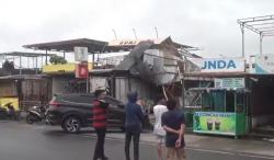 Angin Kencang Landa Kota Padang, Atap Rumah dan Lapak Pedagang di Pantai Purus Rusak<