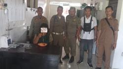 Heboh Perempuan ODGJ Telanjang Dada Amuk Wisatawan di Pantai Citepus Sukabumi<
