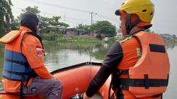 Kelelahan saat Berenang, Bocah 8 Tahun Hilang Terseret Arus Sungai Irigasi KW 4 Karawang Timur<