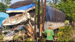 Kecelakaan Truk Tabrak Pohon di Jalan Pantura Kendal, Sopir dan Kernet Luka<
