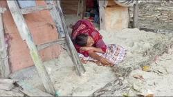 Potret Warga Pesisir Pantai Rembang Pilih Tidur Beralaskan Pasir daripada di Kasur Empuk