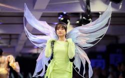 Gaya Fuji Pakai Sayap Bak Peri Tinkerbell Tampil sebagai Model JF3