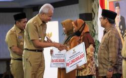 Ganjar Pranowo Serahkan Bantuan Modal Usaha Produktif kepada 741 Warga Miskin<