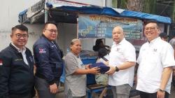 DPD Partai Perindo Surabaya Berikan Bantuan Terpal ke PKL di Jalan Jenggolo