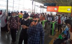 Truk Tabrak Tiang Listrik KRL, Penumpang di Stasiun Sudimara Menumpuk