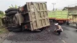Kecelakaan di Sukabumi, Truk Batubara Tabrak 2 Minibus lalu Terguling, Lalin Tersendat