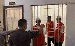 Penampakan Wowon Cs Tiba di PN Bekasi, Hadapi Sidang Pembunuhan Berantai