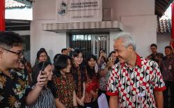 Ganjar Pranowo Serahkan Bantuan kepada Politeknik Gusdurian