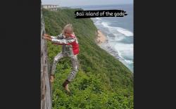 Viral Spiderman Alain Robert Gelantungan di Uluwatu Bali, Bikin Jantung Berdebar!