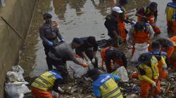 Ketika Personel Brimob dan Masyarakat Bersihkan Sampah di Sungai