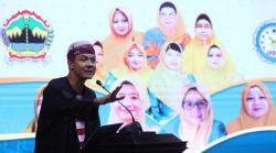 Pelantikan JP3M Jateng, Ganjar Ceritakan Sejarah Perjuangan Mbah Moen dan Nyi Hajar Dewantara <