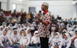 Ganjar Pranowo Peduli Rakyat Kecil, Larang Sekolah Tahan Ijazah Siswa