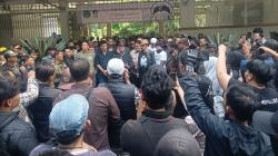 Ratusan Orang Jaga Kebun Binatang Bandung, Siap Lawan Penyegelan