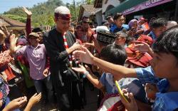 Ganjar Pranowo Disambut Antusias Warga, Jabat Tangan hingga Sejauh 200 Meter