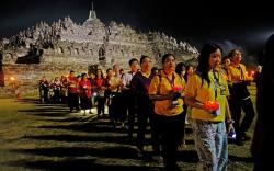 Ribuan Umat Buddha Ritual Persembahan Keliling Candi Borobudur