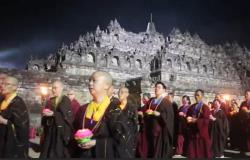1.200 Umat Buddha Gelar Upacara Api Homa di Candi Borobudur