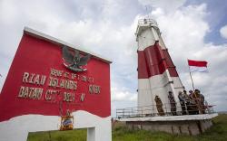 Bendera Merah Putih Berkibar di Perbatasan Laut Batam - Singapura