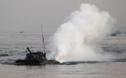 Tank Amfibi TNI Masuk ke Laut saat Latihan Pendaratan Pasukan