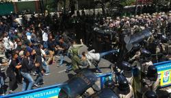 Sigap dan Taktis, Begini Kekompakan Banteng Raiders dan Brimob Tanggulangi Aksi Anarkis