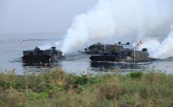 Detik-Detik Marinir TNI AL Daratkan Pasukan Amfibi, Rebut Markas Musuh di Pantai Banongan Situbondo
