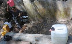 Warga Situbondo Tempuh Jalan Terjal Sejauh 500 Meter Ambil Air Bersih