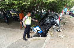 Geger, Mobil Pajero Oleng Masuk Parit Berhenti Tabrak Rambu Gambar Masjid<