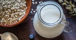 Lagi Tren Minum Kopi Pakai Oatmilk sebagai Pengganti Susu Sapi, Ini Khasiatnya!
