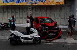 Mobil Sedan Tabrak Motor dan Bus di Kulonprogo, 2 Pengendara Terluka Parah