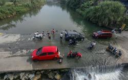 Kekeringan, Warga Bogor Mandi dan Cuci Pakaian di Sungai Cileungsi 