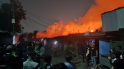 160 Kios Pasar Sadang Serang Bandung Terbakar, Api Sulit Dipadamkan<