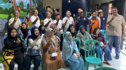 Bacaleg Partai Perindo Diska Resha Putra Bagikan KTA Berasuransi ke Warga Manggarai Selatan