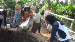 Tradisi Merti Desa, Warga Curug Sewu Bersihkan Saluran Irigasi dan Makan Bersama di Bendungan