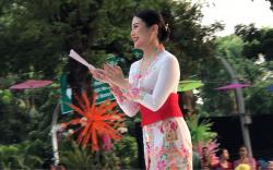Wamenparekraf Angela Tanoesoedibjo Tampil Cantik di Atas Runway Gunakan Kebaya Encim