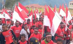 Kirab Merah Putih, Pj Bupati Puncak Jaya Kibarkan Semangat Persatuan dari Papua Tengah