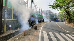 Hari Jadi ke-153 Kabupaten Sukabumi, Warga dan Mahasiswa Kolaborasi Bersihkan Trotoar <