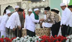 Momen Ganjar Pranowo Pamitan ke Romo Kiai saat Hadir di Manaqib Kubro Jatman