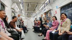 Momen Presiden Jokowi Ajak Dubes Negara Sahabat Naik MRT dari Stasiun Bundaran HI ke ASEAN