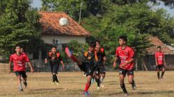 Gelar Kompetisi Sepak Bola Antardesa, Relawan Sosialisasikan Bacapres Ganjar Pranowo di Indramayu