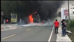  Truk Terbakar di Jalur Selatan Cilacap, Ratusan Boks Makanan Ringan Hangus