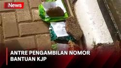 Puluhan Warga Antre Pengambilan Nomor Bantuan KJP dengan Tas Belanja dan Batu