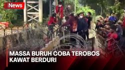 Bertahan di Kawasan Patung Kuda, Massa Buruh Coba Terobos Kawat Berduri