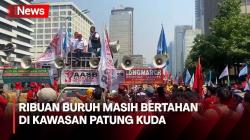 Massa Buruh Bakar Sampah dan Ban di Kawasan Patung Kuda